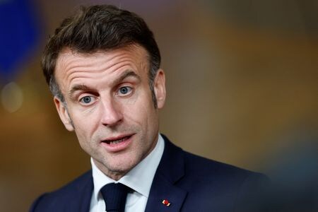 フランスのマクロン大統領は２０日、ウクライナのゼレンスキー大統領と欧州首脳らによる会議を２７日にパリで開催すると明らかにした。写真は記者団に話すマクロン大統領（２０２５年　ロイター／Stephanie Lecocq）