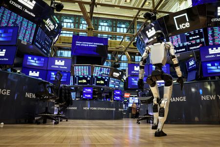 ニューヨーク証券取引所で１０日撮影。REUTERS/Brendan McDermid