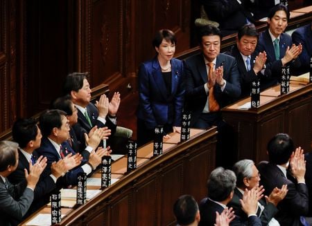 　２月１８日、衆議院本会議で午後に首相指名選挙（投票総数４６４票）が行われ、自民党の高市早苗総裁（写真中央）が過半数（２３３票）を超える３５４票を獲得し、第１０５代首相に選出された。写真は、衆議院で首相に再選された後、拍手を受ける同首相。都内で１８日撮影（２０２６年　ロイター/Kim Kyung-Hoon）