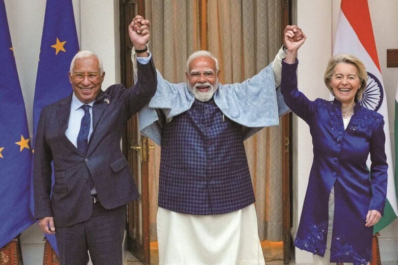 写真右からフォンデアライエン、モディ、コスタ（1月27日、ニューデリー）　AP／AFLO