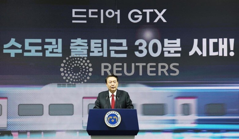 首都圏広域急行鉄道の開通を祝う尹錫悦大統領。鉄道などの高速化で痛勤時間を減らし、子どもを持ってもらうことも狙っている（3月29日、東灘）　Reuterw