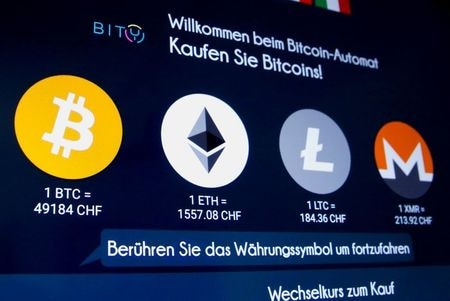 　５月１０日、暗号資産（仮想通貨）のイーサが取引で４０００ドルを超え３営業日連続で最高値を更新した。写真は暗号通貨のＡＴＭ。チューリッヒで３月撮影（２０２１年　ロイター／Arnd Wiegmann）