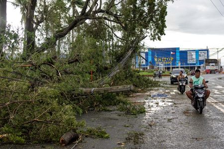 　フィリピン北部が夜間に台風２６号（フォンウォン）に襲われ、１０日午前時点で少なくとも２人が死亡し、いくつかの町が孤立している。イサベラ州サンティアゴで同日撮影(２０２５年　ロイター/Eloisa Lopez)