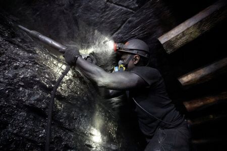ウクライナのマルチェンコ財務相は２４日、ウクライナと米国が鉱物資源に関する協定を巡る協議で進展しているものの、週内には合意に至らないという見通しを示した。ドネツク地方の鉱山で２０２３年８月撮影（２０２５年　ロイター/Alexander Ermochenko）
