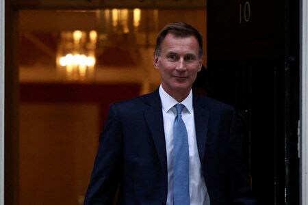 英政府は１７日、英国を世界で最も競争力のある金融センターにするための追加的な策を導入する方針を打ち出した。写真はハント財務相。ロンドンで１０月撮影（２０２２年　ロイター／HENRY NICHOLLS）