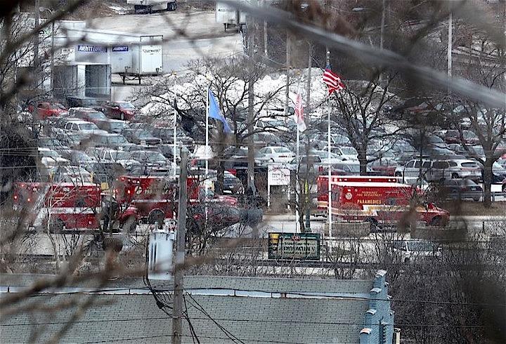 米ウィスコンシン州ミルウォーキーにあるビール大手モルソン・クアーズの施設で銃乱射があり、容疑者を含む複数の死者が出ているもよう。写真は現場に集まった救急車両（2020年　ロイター/Milwaukee Journal Sentinel/USA TODAY NETWORK）