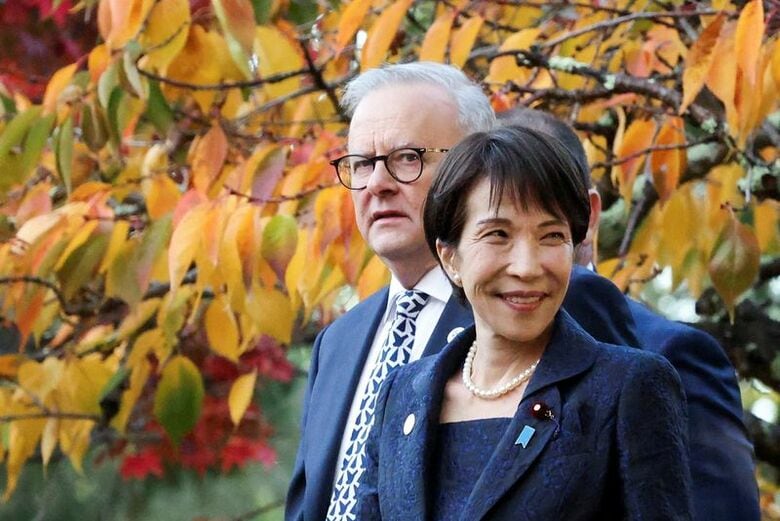 キャンベラ奈良平和公園を訪れた高市早苗首相（右）とオーストラリアのキャンベラ奈良平和公園を訪れたオーストラリアのアルバニージ首相。５月４日、キャンベラで撮影（２０２６年　ロイター/Hollie Adams）