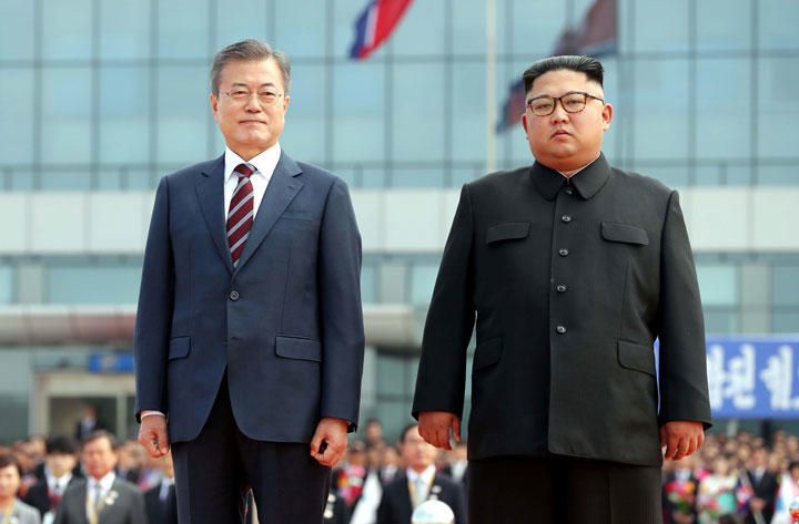 韓国と北朝鮮のホットライン（直通電話回線）が27日に再開した。写真は2018年9月の平壌での南北首脳会談　Pyeongynag Press Corps/REUTERS