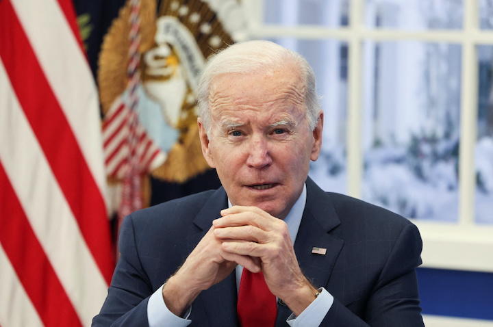 1月4日、ホワイトハウスのコロナ対策チームと協議するバイデン米大統領　Evelyn Hockstein-REUTERS