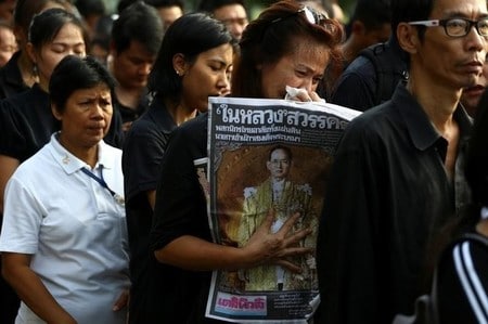 　１０月１４日、タイの国民は、過去７０年で初めて、長年にわたる政変と混乱のなかで国を導く父として崇拝されていたプミポン国王のいない朝を迎えた。写真は同国王を追悼するため、列に並ぶタイ国民。バンコクで撮影（２０１６年　ロイター/Athit Perawongmetha）