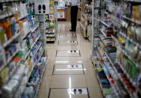 　６月２２日、日本フランチャイズチェーン協会が２２日発表した５月の全国コンビニエンスストア売上高は、既存店ベースで前年同月比１０．０％減の８０９５億７８００万円、３カ月連続のマイナスとなった。写真は都内のコンビニで４月撮影（２０２０年　ロイター／Issei Kato）
