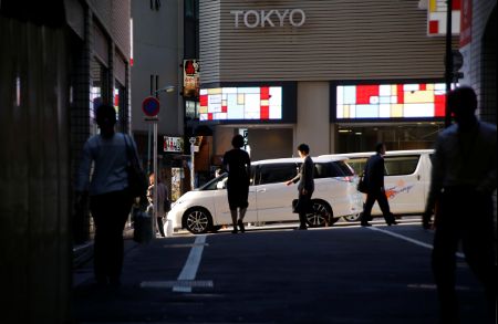 　１０月１３日、寄り付きの東京株式市場で、日経平均株価は前日比４円９４銭高の２万０９５９円６６銭となり、小幅続伸で始まった。都内で先月２９日撮影（２０１７年　ロイター／Toru Hanai）
