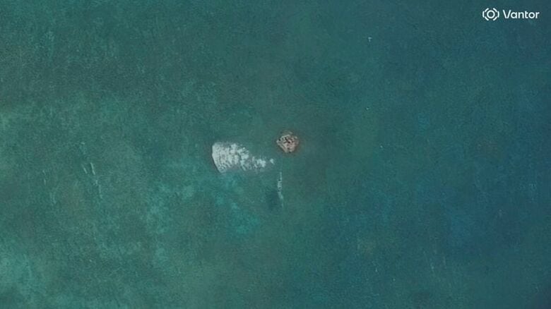写真は衛星画像に写るいかだらしきもの。5月30日、南シナ海で撮影。Vantor提供。REUTERS