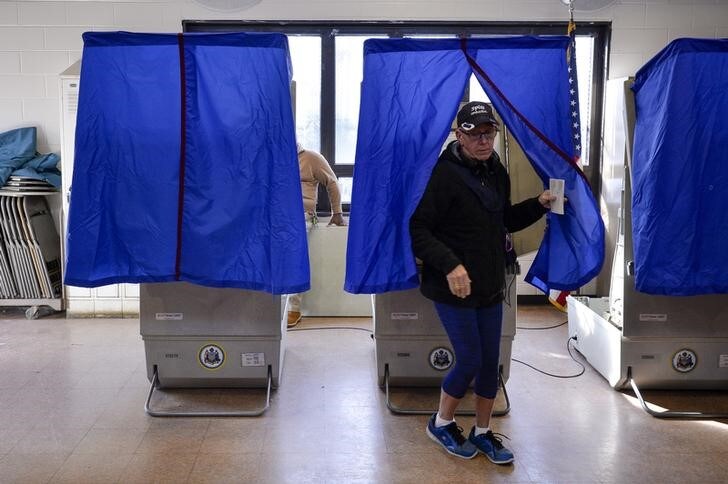 １１月８日、米大統領選は８日、投開票が行われ、両候補の大接戦となっている。共和党のドナルド・トランプ候補が予想を超える強さをみせており、激戦州のフロリダ、オハイオ、アイオワ、ノースカロライナを制した。写真はフィラデルフィアで撮影（２０１６年　ロイター/Charles Mostoller）