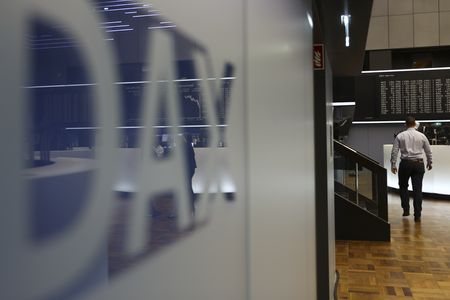 　欧州では、トランプ米政権の関税措置や中東情勢緊張に伴う市場の動揺がある程度落ち着き、株式に資金が戻りつつあるが、投資家の新規株式公開（ＩＰＯ）に対する関心はなお低調のようだ。写真は２０１６年１０月、フランクフルト証券取引所で撮影（２０２５年　ロイター/Kai Pfaffenbach）