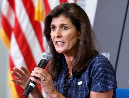 　６月２８日、中国は、２０２４年米大統領選への出馬を表明している共和党のニッキー・ヘイリー元国連大使（写真）が米中貿易関係を大幅に制限する必要性を主張したことに反発し、中国に諸問題の責任を転嫁する人たちは「歴史の灰だまり」に行き着くと強調した。写真はワシントンで２７日撮影（２０２３年　ロイター／Evelyn Hockstein）