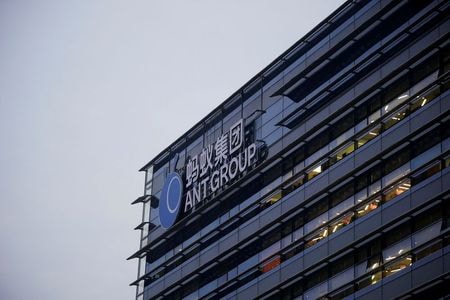 　中国電子商取引大手アリババ・グループ傘下の金融会社アント・グループは、香港市場への新規株式公開（ＩＰＯ）で約１７２億ドル調達するためのブックビルディングについて、堅調な需要を理由に１日早く終了する。関係者が明らかにした。写真はアントのロゴ。中国浙江省で２６日撮影（２０２０年　ロイター／Aly Song）