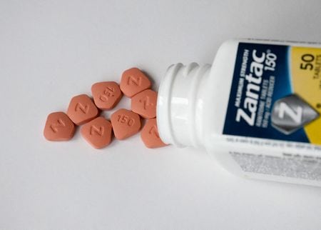 胸焼け薬「ザンタック」（既に販売中止）服用で結腸がんを発症したとして、米中西部イリノイ州の女性（８９）が医薬品メーカーの英グラクソ・スミスクライン（ＧＳＫ）とドイツのベーリンガーインゲルハイムに６億４０００万ドルの損害賠償を求めた訴訟で２３日、シカゴの同州地裁陪審は、女性側は立証不足とするメーカー側主張を認め、訴えを退ける評決を下した。写真は２０１９年１０月撮影（２０２４年　ロイター/Brendan McDermid/Illustration）