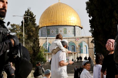 　４月９日、エルサレムにあるイスラム教とユダヤ教の聖地「神殿の丘」（イスラム名ハラム・アッシャリーフ）のイスラム教礼拝所「アルアクサ・モスク」では、平穏に礼拝が行われた（２０２３年　ロイター/Ammar Awad）