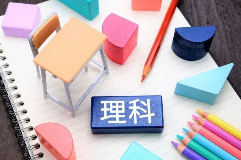 高校生の半分近くが「社会に出たら理科は必要なくなる」と考えている　photoAC