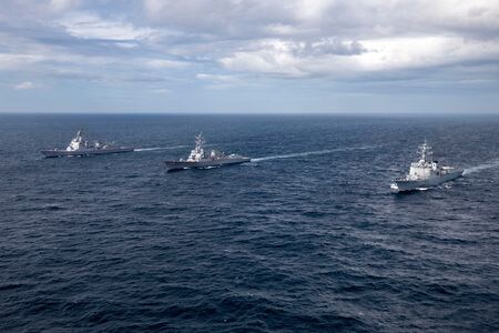 日米韓は北朝鮮の核・ミサイルの脅威に対する備えを強化するため、海軍の合同演習を実施し、米空母などが参加した。資料写真、2023年7月撮影、日米韓共同訓練の模様、提供：US NAVY（２０２４年　ロイター）
