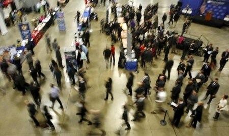 　７月８日、米国の雇用者数は年末までに完全雇用を達成するに十分な水準で増加し続けてきたが、これだけではＦＲＢは利上げに踏み切らない公算。ワシントンでの就職フェアのようす。１月撮影（２０１６年　ロイター／Gary Cameron）