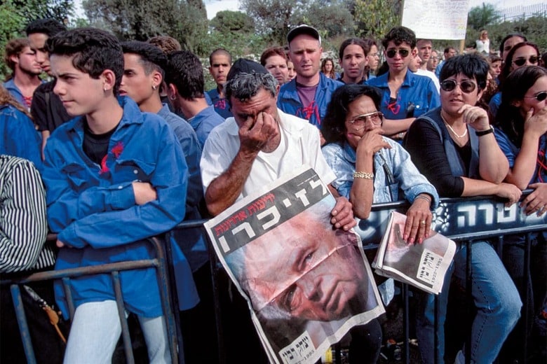 ラビンの写真を掲げて死を悼むイスラエル市民（95年）　PETER TURNLEYｰCORBISｰVCG/GETTY IMAGES