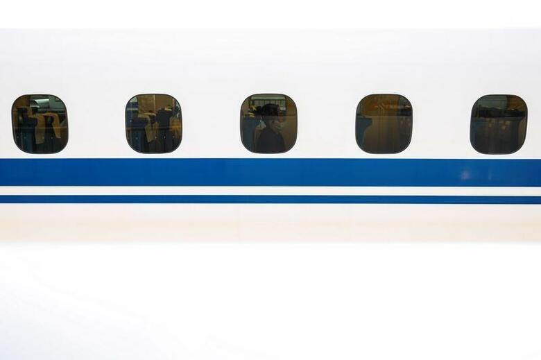 政府の新型コロナウイルス感染症対策分科会は１１日に会合を開き、感染拡大地域での「Ｇｏ　Ｔｏ　トラベル」の一時停止などを求める提言を取りまとめる見通しだ。写真は東京駅で４月に撮影した新幹線（２０２０年　ロイター／Kim Kyung-Hoon）