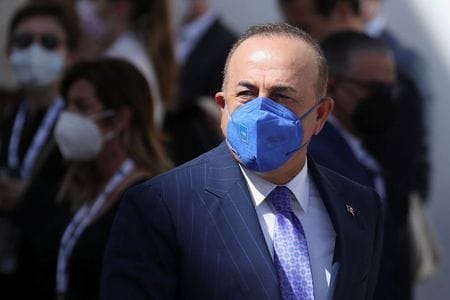 トルコのチャブシオール外相は１７日、同国が、イスラム主義組織タリバンを含め、アフガニスタンの全ての当事者と協議をしていると明らかにした上で、同国を制圧したタリバンのこれまでの発言を前向きに評価していると述べた。イタリアで６月撮影。（２０２１年　ロイター/Yara Nardi）