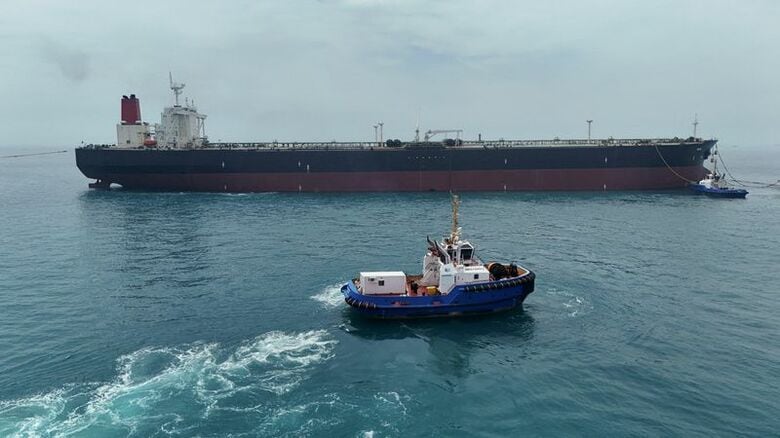 ホルムズ海峡に停泊する石油タンカー。イラク南部バスラ近郊で４月撮影。REUTERS/Mohammed Aty/File Photo