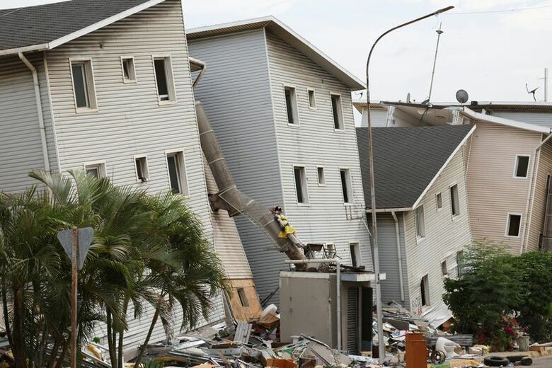 ベネズエラ地震の余震で被害を受けた建物。7月5日、ラ・グアイラ州マイケティアで撮影。REUTERS/Leonardo Fernandez Viloria
