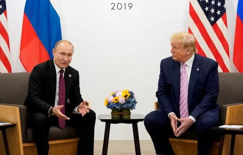 １月２３日　ロシアのプーチン大統領（写真左）は同国の戦時経済の歪みに懸念を強めていると、５人の関係筋が匿名を条件にロイターに語った。写真は２０１９年６月、大阪で撮影（２０２５年　ロイター／Kevin Lamarque）