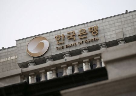 　韓国銀行（中央銀行）は１４日、政策金利を１．２５％から２５ベーシスポイント（ｂｐ）引き上げ、１．５０％とした。写真は同中銀の外観、２０１６年３月（２０２２年　ロイター／Kim Hong-Ji）