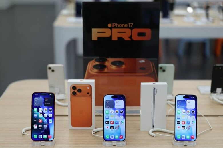 2025年9月、モスクワの店舗に置かれたiPhone 17。 REUTERS/Evgenia Novozhenina