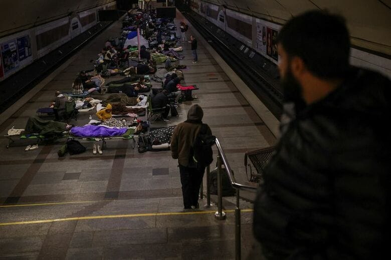10月7日、ロシアによる攻撃を避け、キーウの地下鉄駅構内に避難した人々。 REUTERS/Alina Smutko