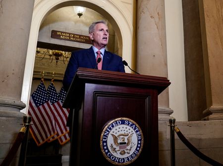 米共和党のマッカーシー下院議長は１２日、バイデン大統領に対する正式な弾劾調査を開始するよう下院委員会に指示すると表明した。写真はマッカーシー下院議長。ワシントンで撮影（２０２３年　ロイター/Elizabeth Frantz）