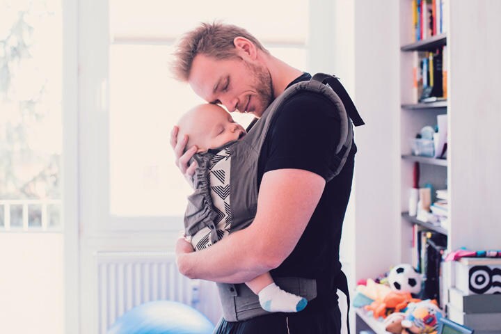 正しい抱っこで赤ちゃんも親も快適に。触れ合いによって親の愛情ホルモンも増加する　AZMANL/ISTOCK