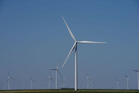 　米海洋エネルギー管理局（ＢＯＥＭ）は３日、ヴィンヤード・ウインドがマサチューセッツ州沖合で進める風力発電プロジェクトに関する環境調査を再開すると発表した。写真は風力タービン。米テキサス州で２０１８年８月撮影(２０２１年　ロイター/Nick Oxford)