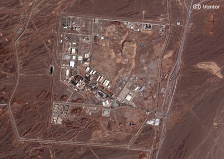 ３月１日、イランのナタンズ近郊にあるナタンズ原子力施設の概観を示す衛星画像（２０２６年　ロイター／Vantor）