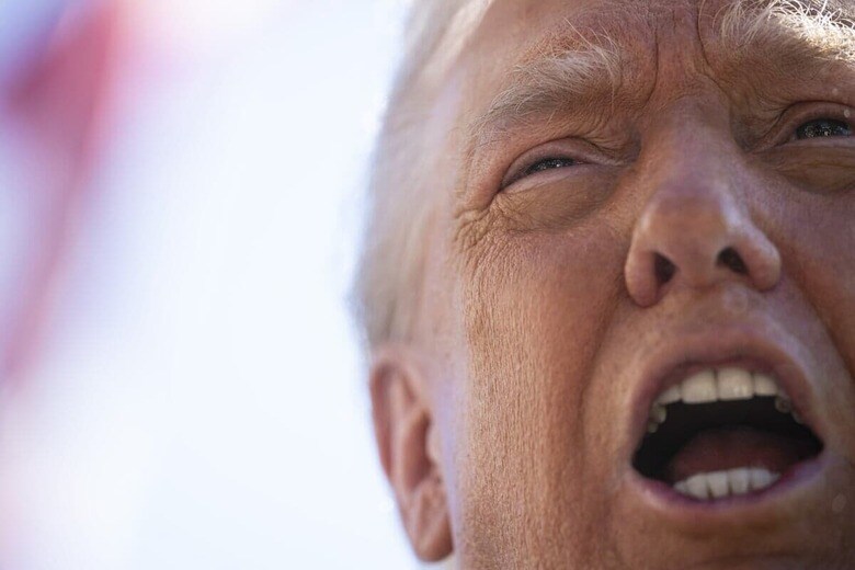 政府閉鎖が続く中、ホワイトハウス南庭で記者団に応じるトランプ　Graeme Sloan/Pool/Sipa USA