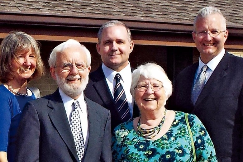 2016年に撮影した家族の集合写真。後列中央がポール、同右がデービッド　COURTESY OF THE WHELAN FAMILY