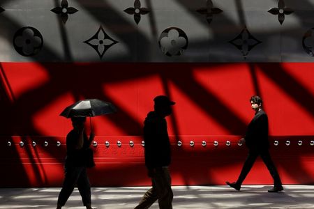 中国上海のルイ・ヴィトン店舗前で2025年6月。ロイター/Go Nakamura