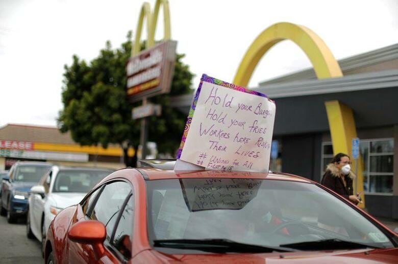 米マクドナルドが新型コロナウイルス感染予防策に関する米政府の指針に従わず、従業員とその家族を危険にさらしたとして、シカゴの従業員5人が、同社を相手取って集団訴訟を起こした。写真は4月、米ロサンゼルスのマクドナルド店舗で、感染対策を求めてストライキする従業員(2020年　ロイター/Lucy Nicholson)