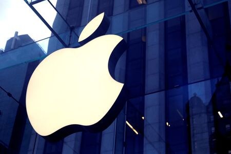 　２月１１日、米アップルは、今月から米国内で多くの小売店従業員の給与を引き上げる。ブルームバーグが１１日、報じた。マンハッタンで２０１９年１０月撮影（２０２２年　ロイター/Mike Segar）