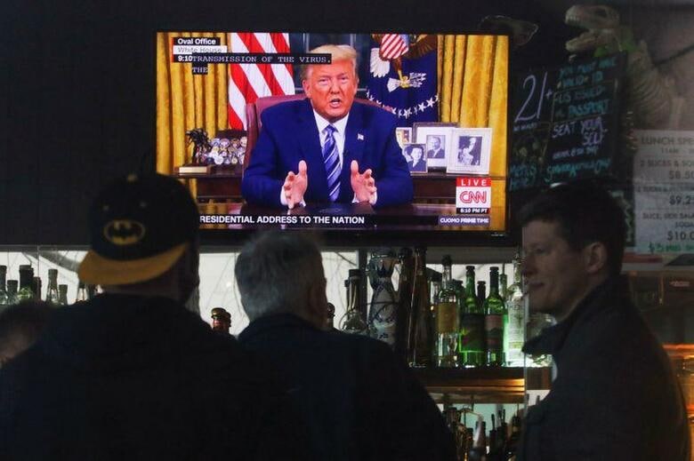 米政府は、欧州から米国への入国を30日間全面的に停止する措置について、欧州当局と事前の調整はしていなかった。写真はTV演説するトランプ大統領。ワシントン州 シアトルの飲食店でで11日撮影（2020年　ロイター／Jason Redmond）