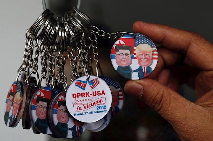 米国のトランプ大統領と北朝鮮の金正恩朝鮮労働党委員長はベトナムの首都ハノイで２７、２８日に２回目の首脳会談を行う。写真は、両首脳の似顔絵がついたキーホルダー。ハノイで２４日撮影（２０１９年　ロイター/Jorge Silva）
