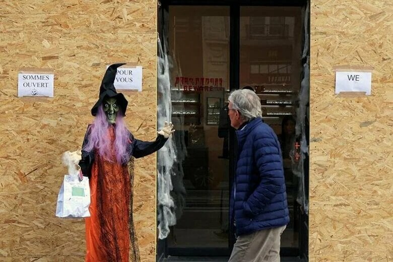 写真は暴動対策の板が張られた店頭の、ハロウィーンのデコレーション。10月29日、パリで撮影。REUTERS/Pedro Nunes