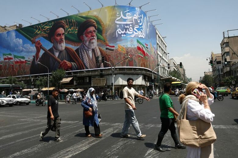 ６日にテヘランの路上で撮影。Majid Asgaripour/WANA（西アジア通信社）提供　REUTERS