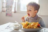 全国22万人の小中学生が、夕食を独りで食べている