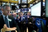 ウォール街はトランプ景気に沸く　ダウ終値が連日最高値更新